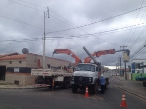 cocel trocando poste quebrado