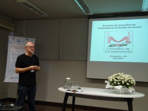 representante da Cocel palestrando no encontro do conselho de consumidores