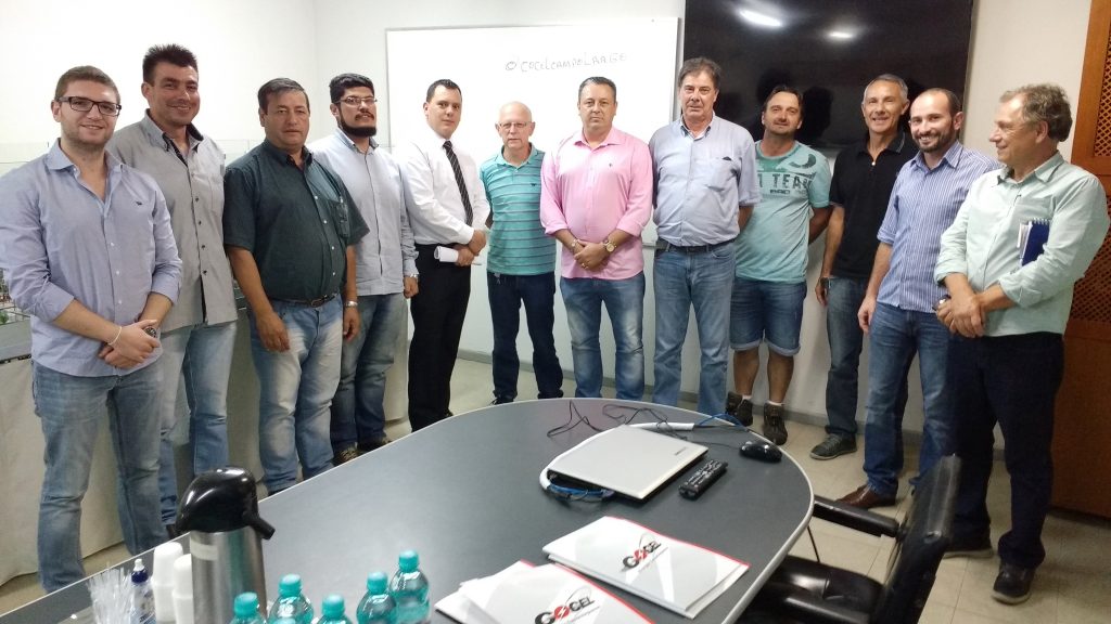 foto de todos os conselheiros e diretores da cocel reunidos, em pé, lado a lado