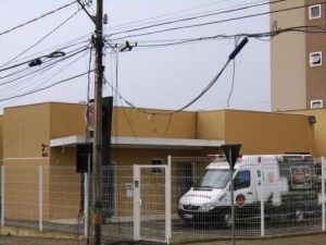 foto de cabos da rede de energia e de telefone caídos no chão