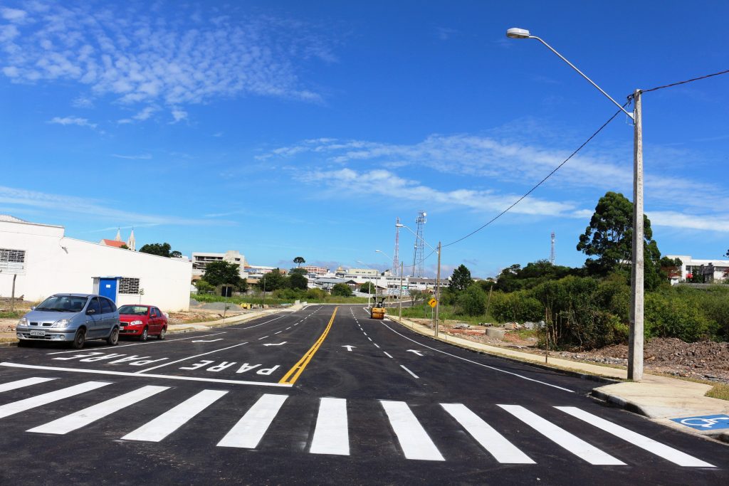 foto da nova rua com destaque para o poste instalado pela Cocel