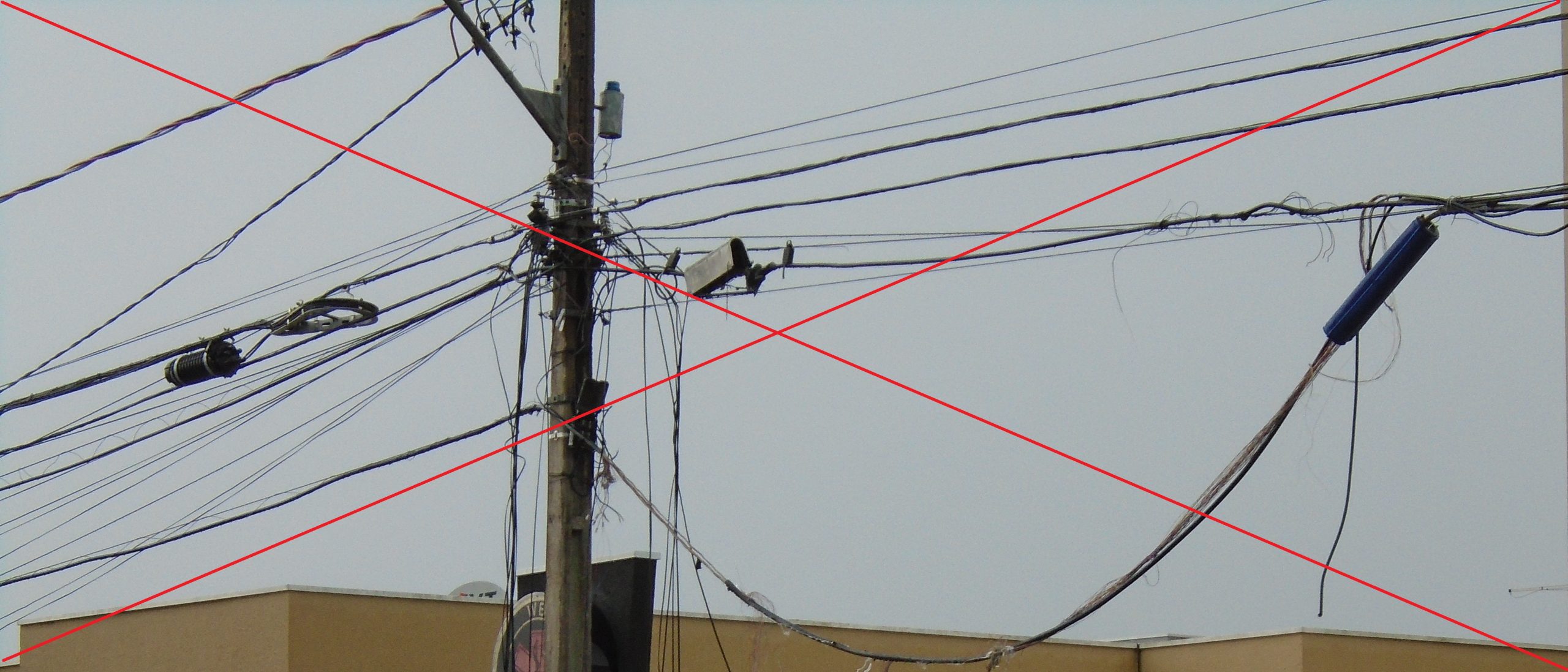 Cabos de telefonia irregulares estão sendo retirados