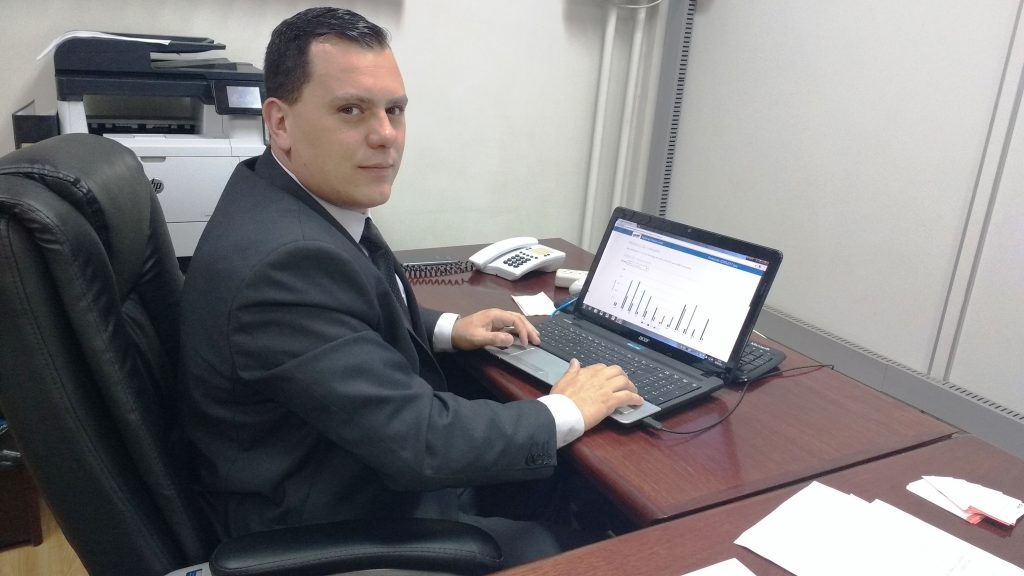 Presidente da Cocel apresenta as melhorias que estão sendo implantadas no atendimento aos consumidores.