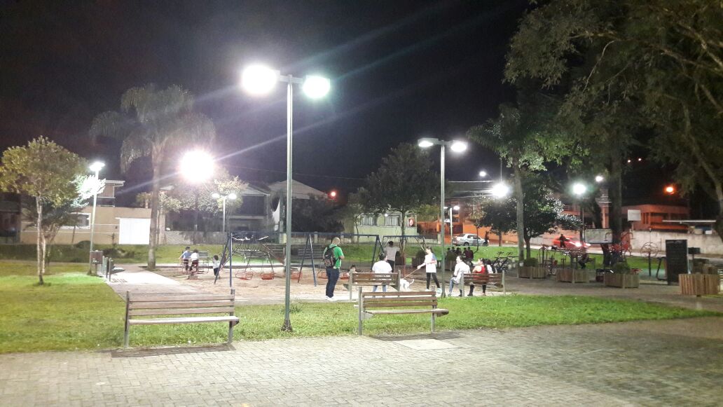 Iluminação pública da Praça da Polônia e em frente ao Procon foi revitalizada