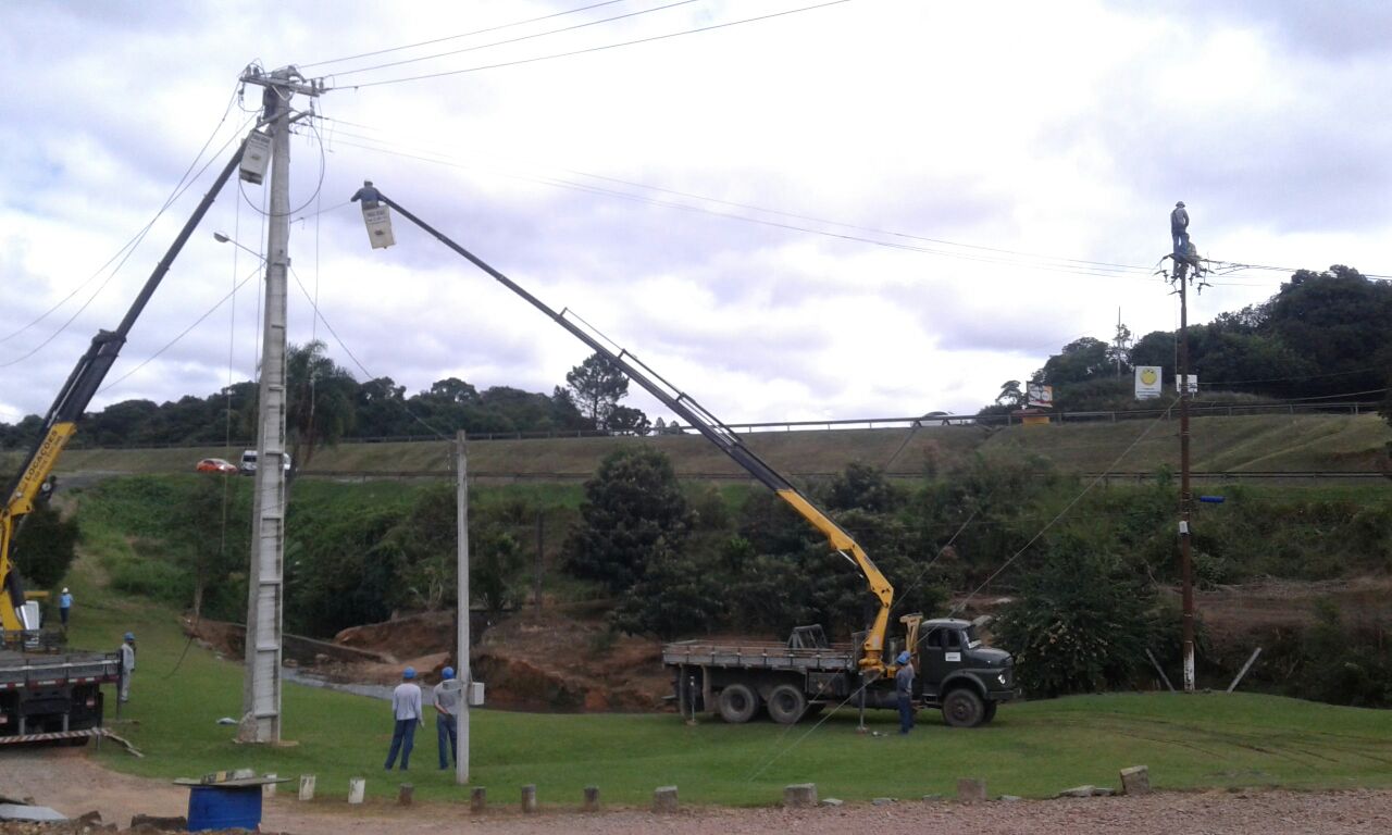 Cocel realiza mutirão de melhorias em rede que atende consumidores do entorno da BR 277