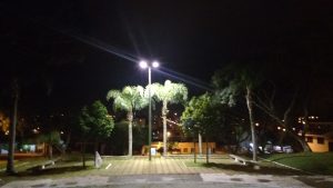 Foto da Praça do Colégio Sagrada Família, destacando a iluminação dos postes 