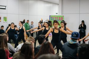 Foto de várias crianças e um professor fazendo aula de dança moderna no Projeto Tetear
