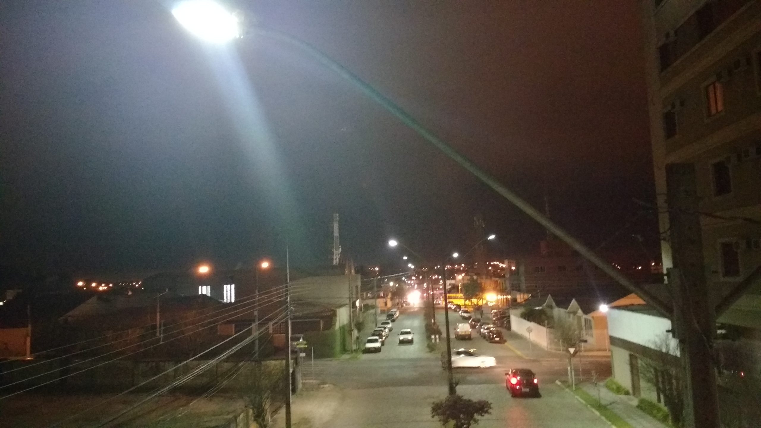Iluminação pública da Av. Ver. Arlindo Chemin e do entorno da Câmara de Vereadores são revitalizadas