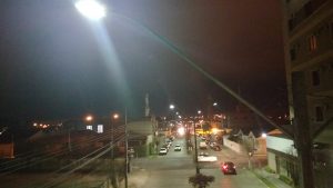 Foto do alto da Av. Ver. Arlindo Chemin, destacando a iluminação pública da Cocel