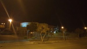 Foto do alto da Av. Ver. Arlindo Chemin, destacando a iluminação pública da Cocel