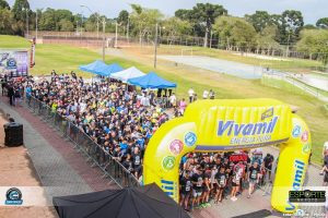 Foto de corredores aguardando a largada para início da corrida CEMAE em Ação
