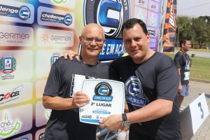 O colaborador da Cocel Aucacir Andrade recebe o troféu do presidente da Companhia, José Arlindo Lemos Chemin