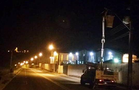 Foto da rua Pedro Skrzypietz, bairro Campo do Meio, em Campo Largo, dando destaque à iluminação pública da Cocel