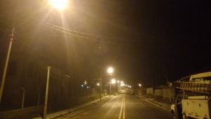 Foto da rua Pedro Skrzypietz, bairro Campo do Meio, em Campo Largo, dando destaque à iluminação pública da Cocel