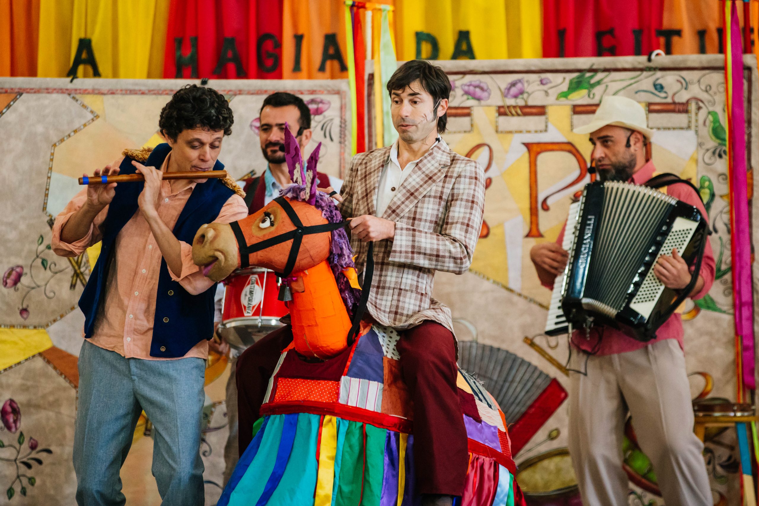 Teatro patrocinado pela Cocel faz sucesso entre alunos da rede municipal