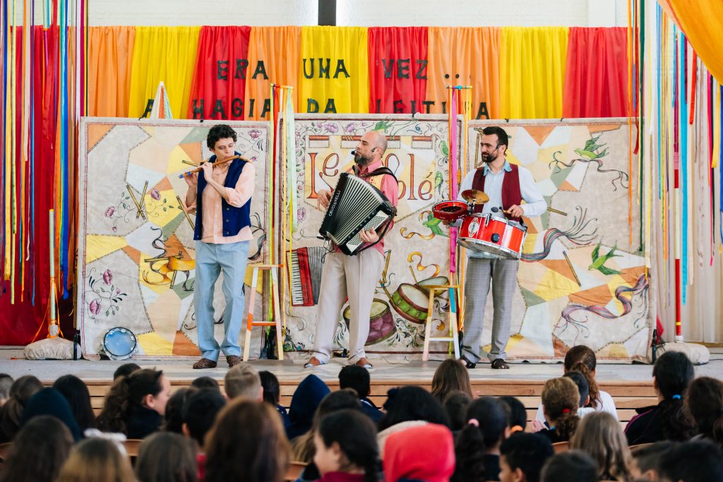 foto do palco do teatro Le Pifolé mostrando 4 atores e seus instrumentos musicais