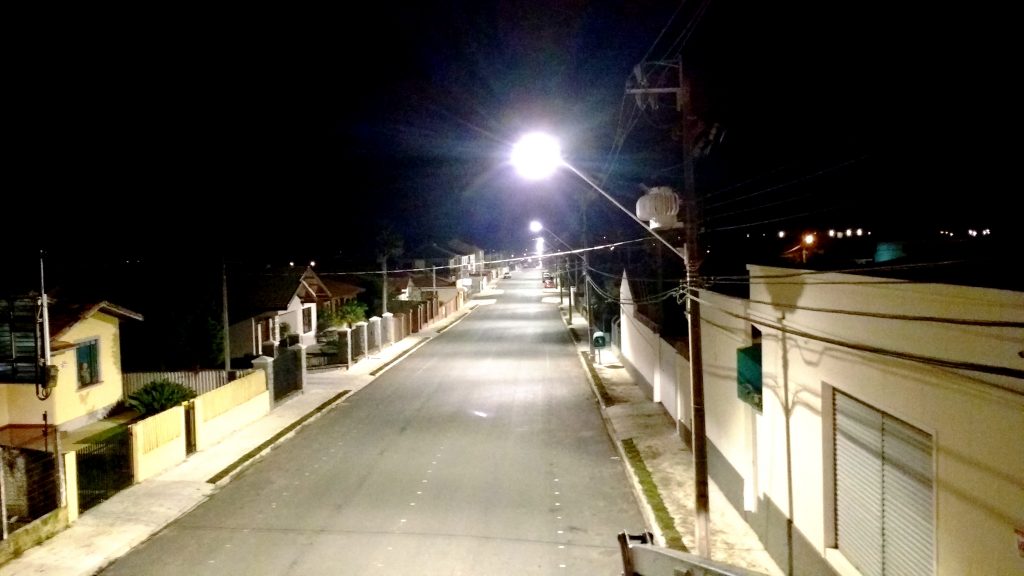 foto da rua caetano munhoz da rocha em campo largo, destacando a nova iluminação pública feita pela cocel