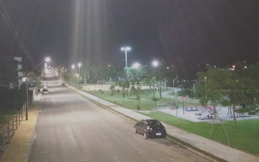 foto da rua caetano munhoz da rocha em campo largo, destacando a nova iluminação pública feita pela cocel