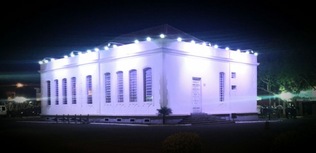 Foto do Museu Histórico de Campo Largo, na Praça Getúlio Vargas, destacando a iluminação cor de rosa feita pela Cocel