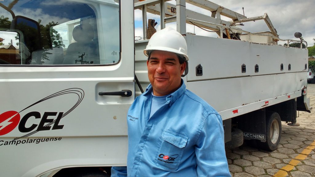 foto de adimir da silveira, o zeca, eletricista da Cocel há 34 anos