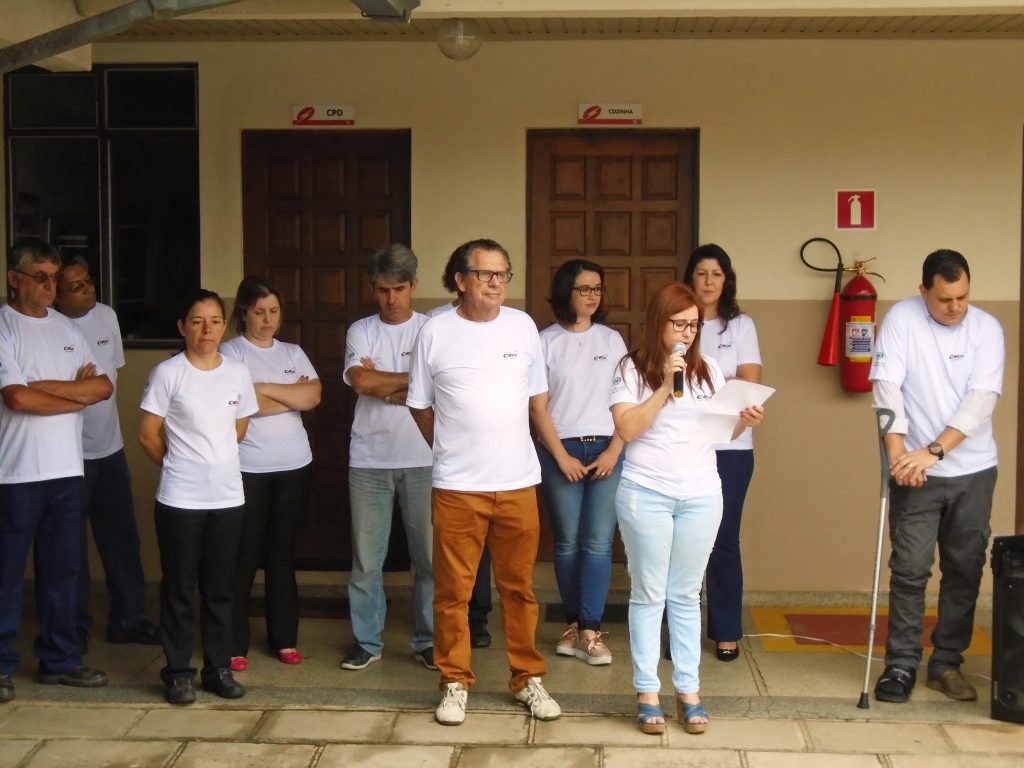 Foto de todos os membros da CIPA e dos diretores da Cocel, todos uniformizados com a camiseta da SIPAT, no momento da abertura do evento
