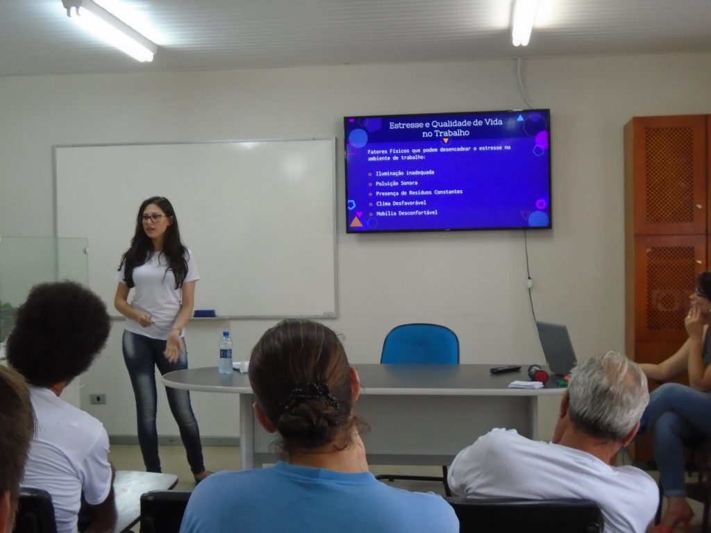 Jhenifer Lopes ministra palestra sobre estresse e qualidade de vida na SIPAT da COCEL