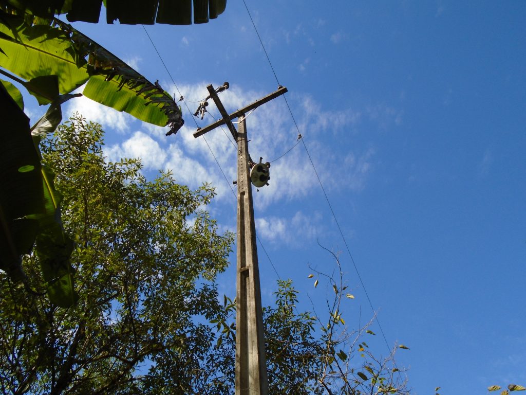 Foto de poste que teve transformador roubado na região do Felpudo em Campo Largo