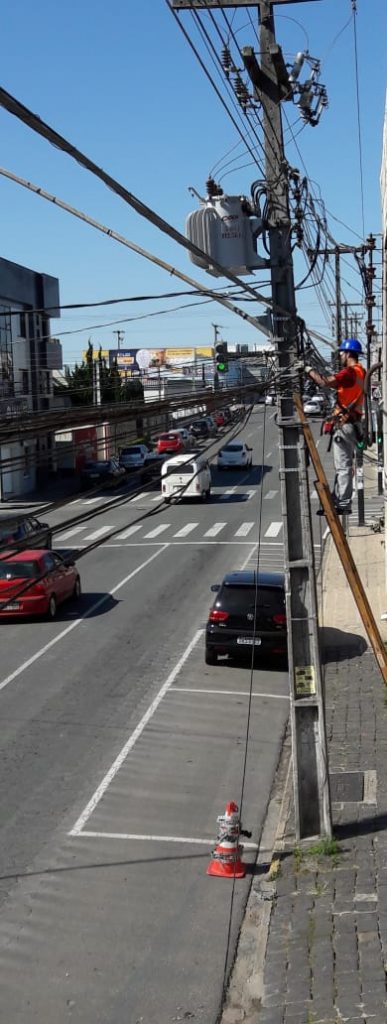 instalação de fibra ótica em campo largo pela cocel smart grid
