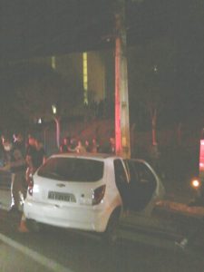 foto acidente na avenida padre natal pigato campo largo equipe da cocel prestando atendimento