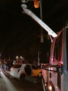 foto acidente na avenida padre natal pigato campo largo equipe da cocel prestando atendimento