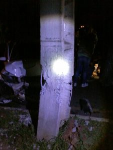 foto acidente na avenida padre natal pigato campo largo equipe da cocel prestando atendimento