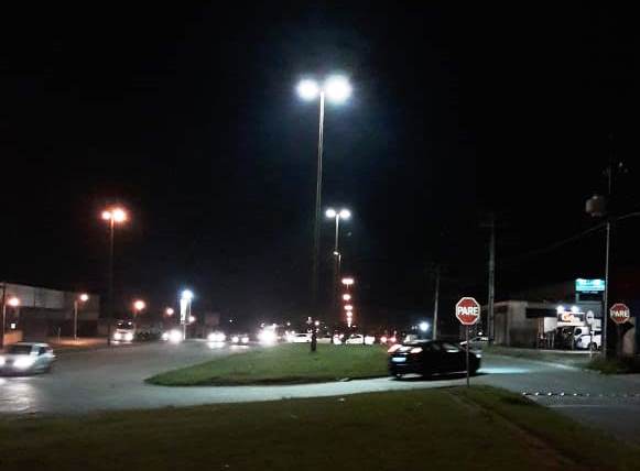 detalhe das luminárias de iluminação pública da avenida ayrton senna da silva em campo largo