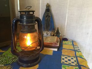 lampião e imagem de nossa senhora aparecida de casa de família em bateias campo largo pr