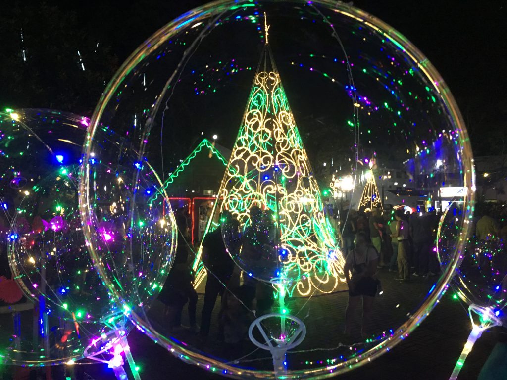 foto casinha do papai noel feita pela cocel no calçadão da rua xv de novembro natal em campo largo