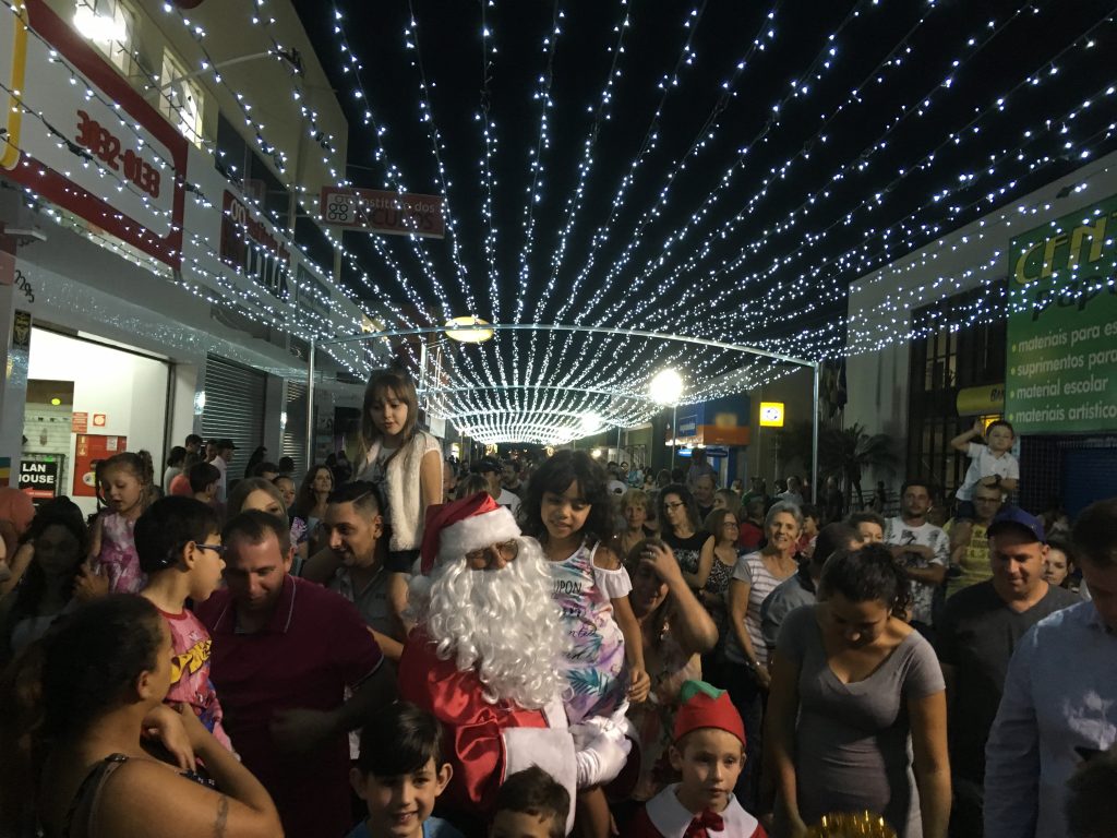 foto túnel da energia feito pela cocel no calçadão da rua xv de novembro natal em campo largo