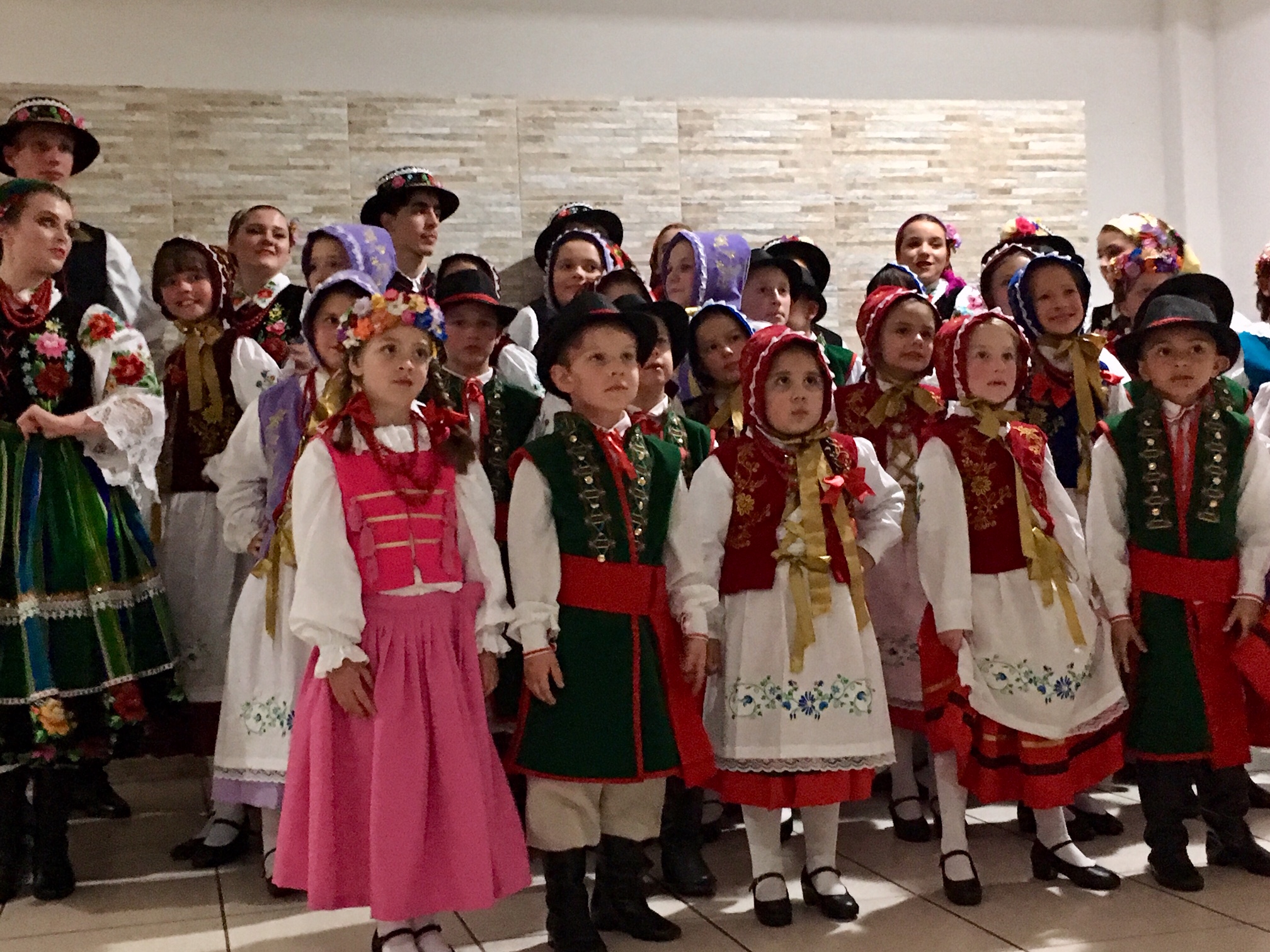 Grupo Folclórico Wiosna estreia na Semana Polonesa novo figurino adquirido com apoio da COCEL