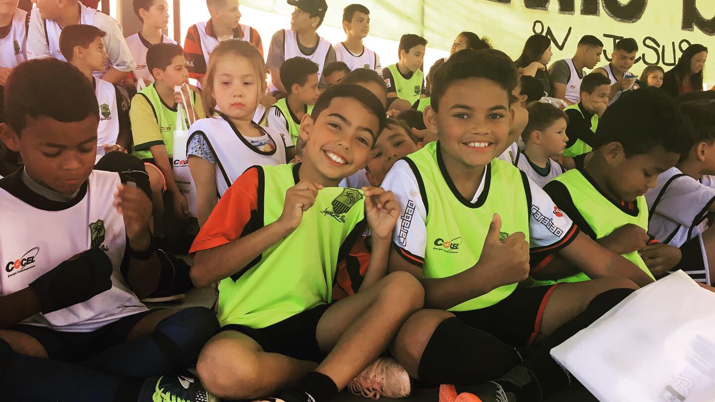 Projeto “Futebol Formando Cidadão” recebe materiais esportivos adquiridos com apoio da Cocel