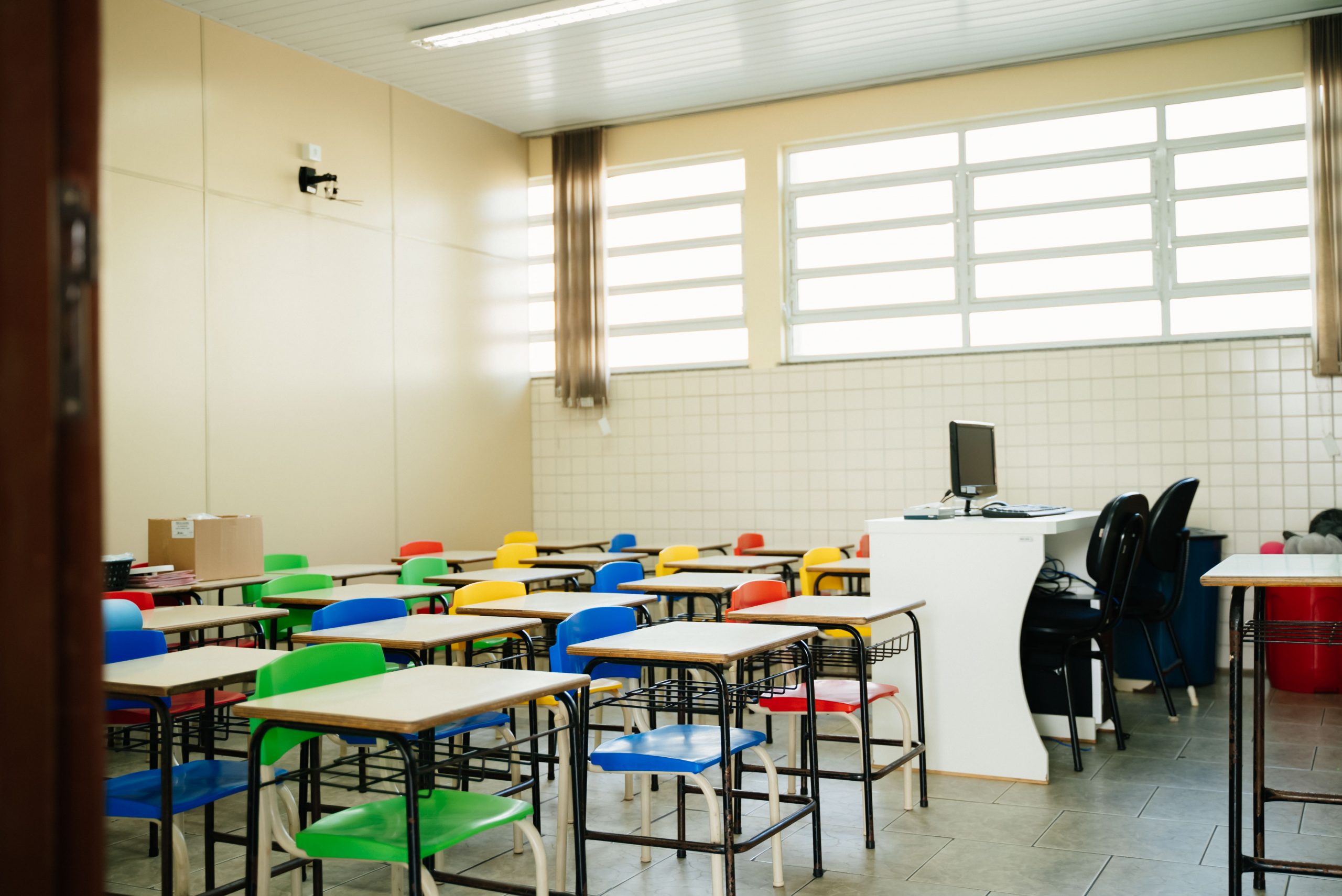 Iluminação eficiente nas salas de aula de todas as escolas municipais