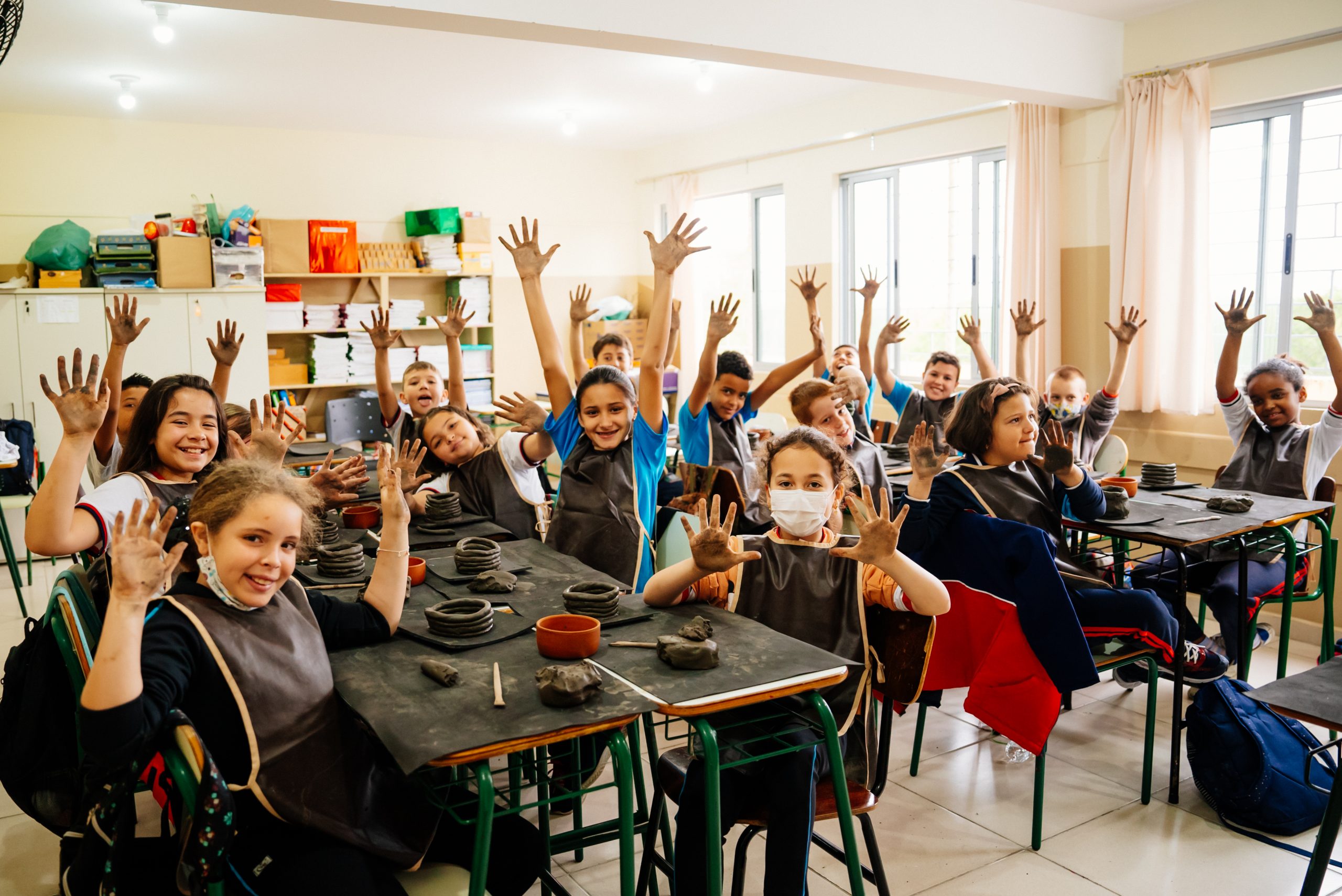 Com o apoio da Cocel, projeto leva a técnica e a história da cerâmica para escolas municipais