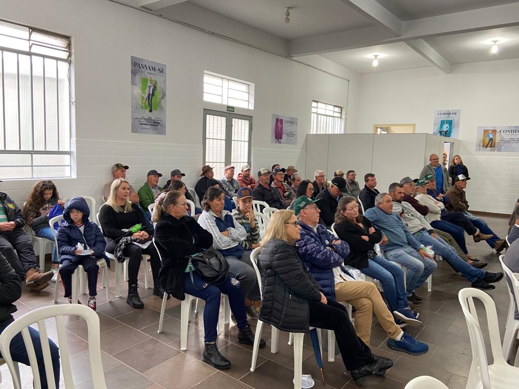 Conselho de Consumidores da Cocel participa de reunião com produtores rurais