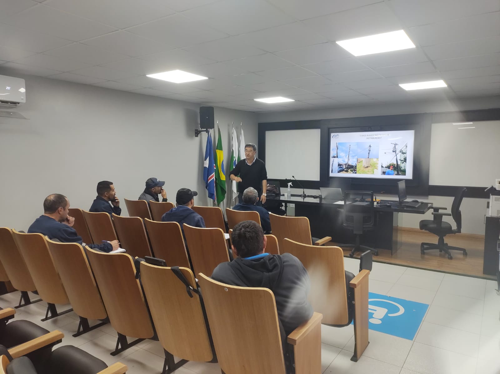 Eletricistas encarregados participam de treinamento