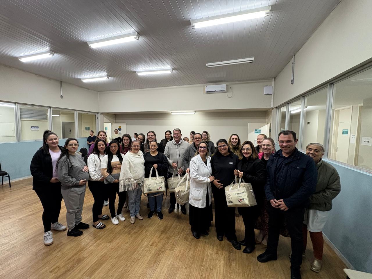 Gestantes recebem bolsas-maternidade adquiridas com o apoio da Cocel